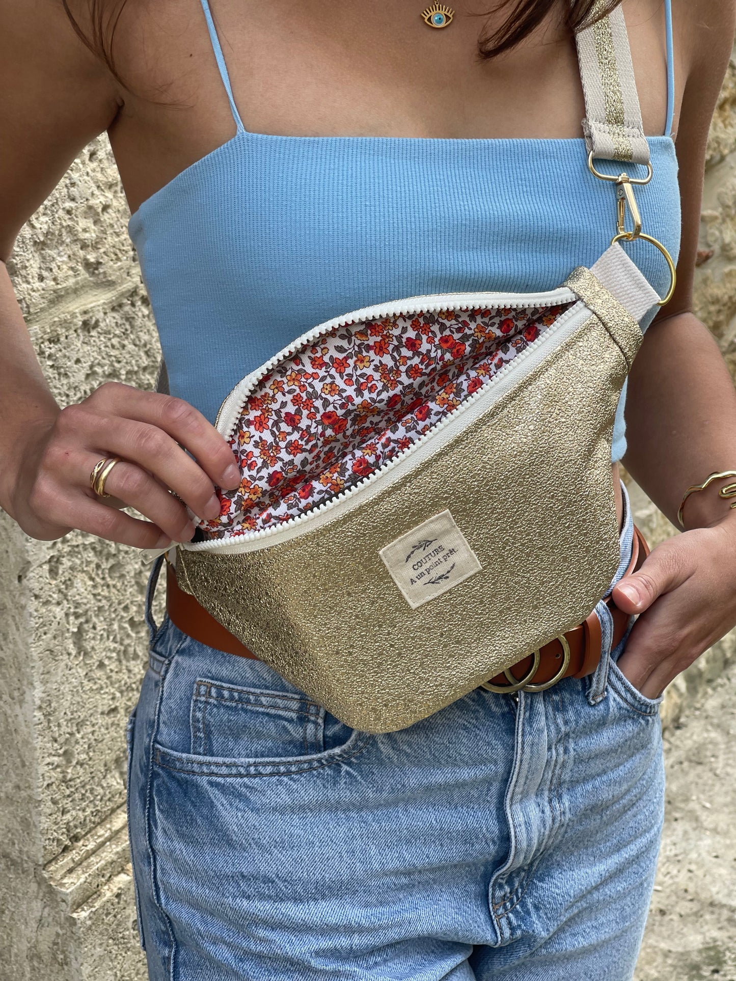 Banane simili doré brillant